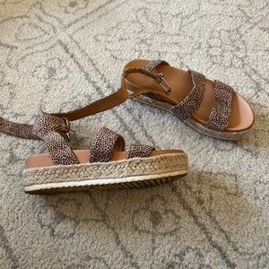 universal thread platform sandals